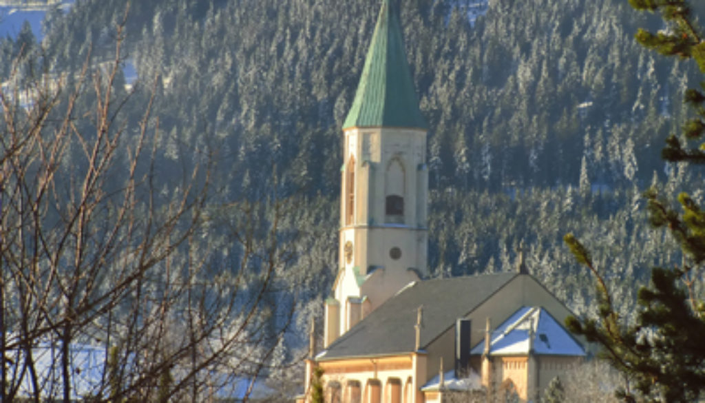 Oberwiesenthaler-Kirche-mit-Keilberg